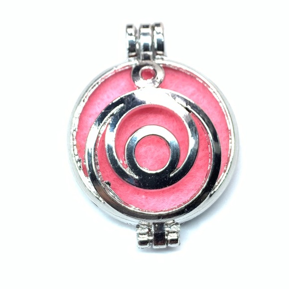 😍 Filigreed Essential Oil Diffuser Pendant 👀 - Picture 1 of 5